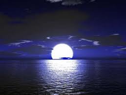 Luna llena sobre el mar